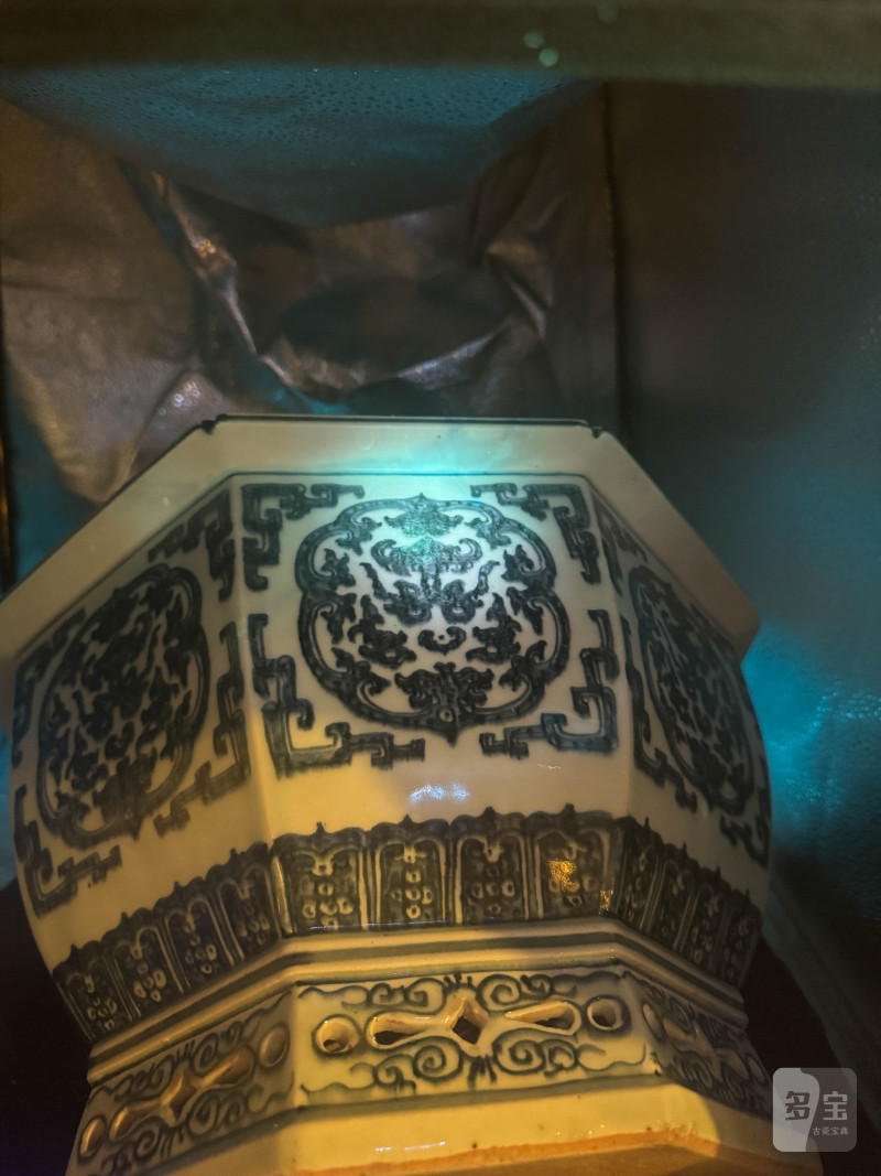清乾隆 青花团花纹六方大花盆 - 图13